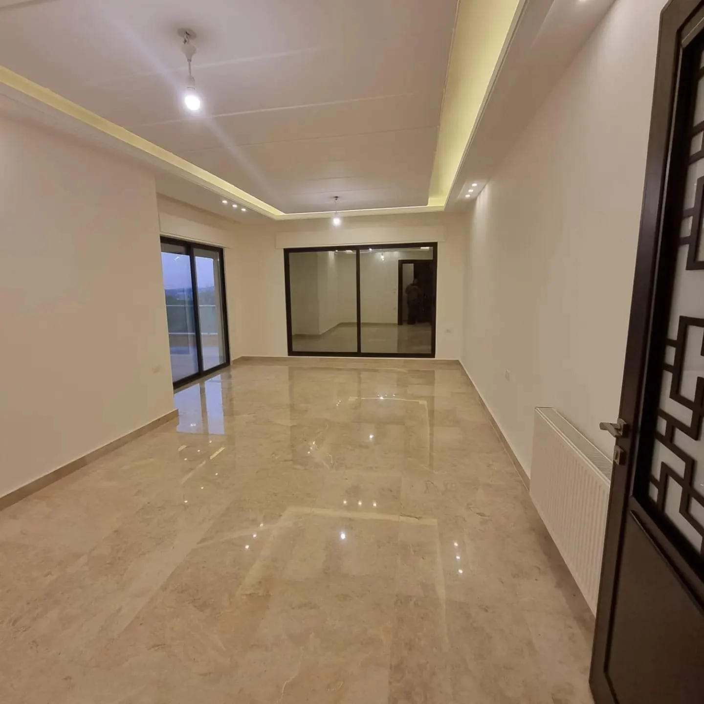 Interior ceiling and lighting details · تفاصيل سقف وإضاءة داخلية