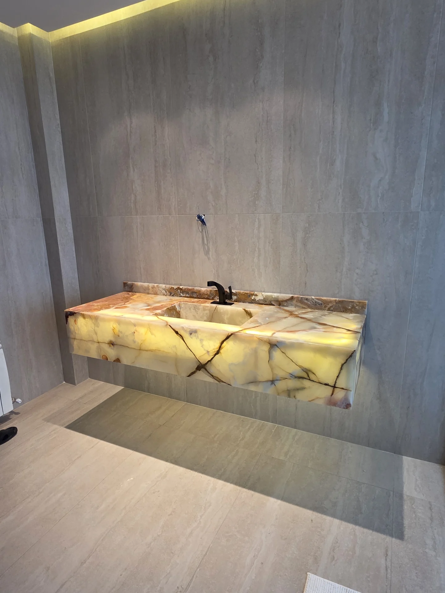 Decorative washbasin and wall finish · مغسلة ديكورية وتشطيب جدار