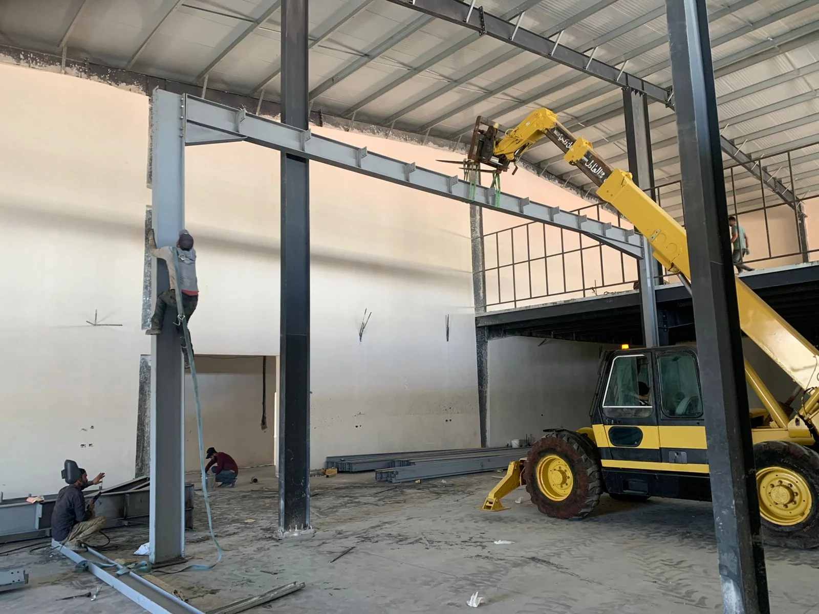 Steel framing during installation · هيكل معدني أثناء التركيب