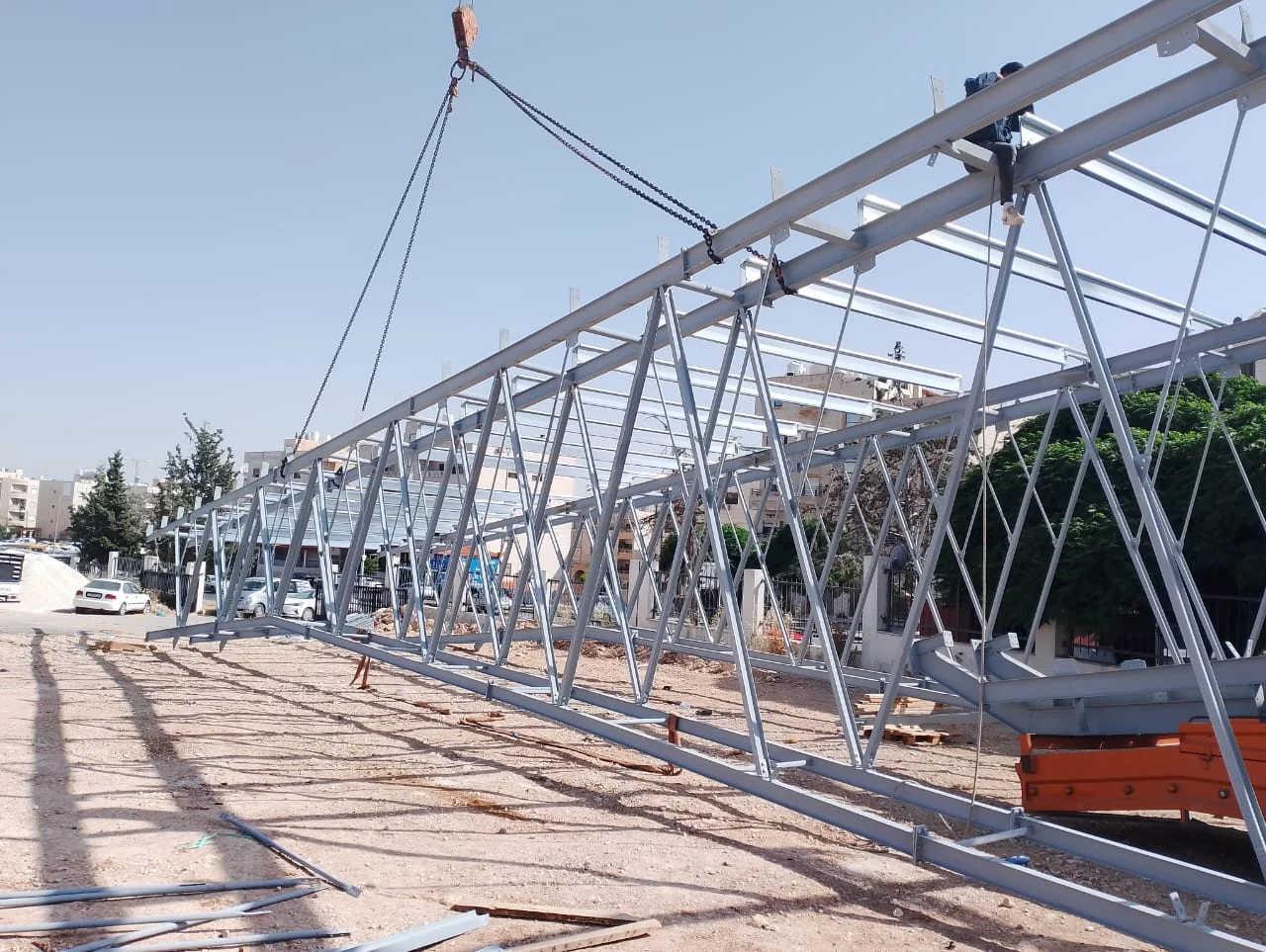Steel truss assembly · تجميع الجمالونات المعدنية