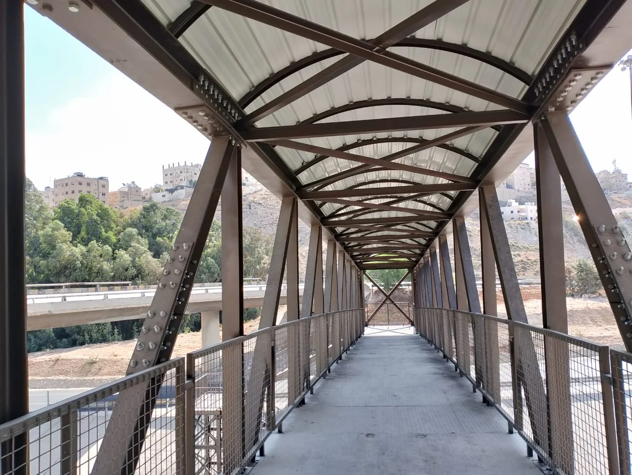 Covered steel walkway · ممر مغطى بهيكل معدني